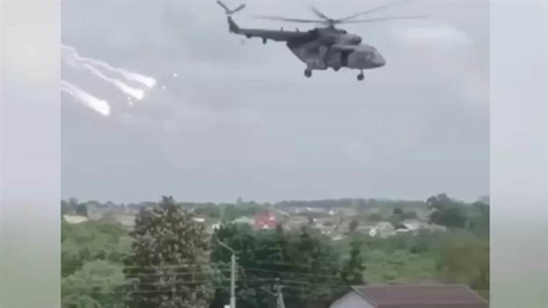 طائرة هليكوبتر تحلق