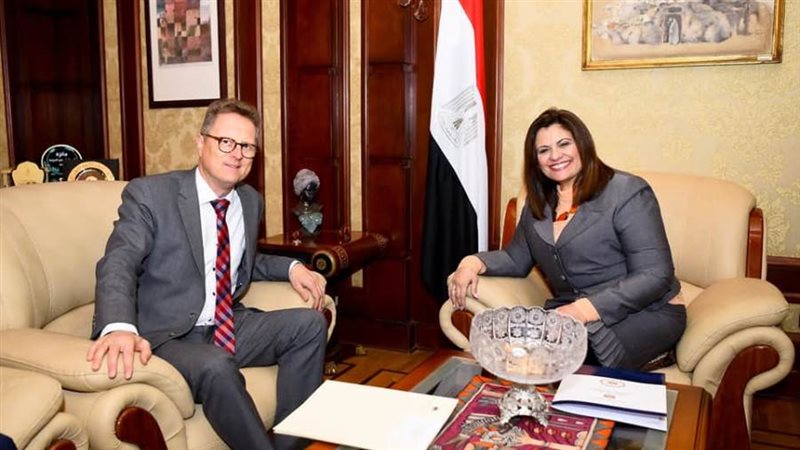 أثناء اللقاء بالسفير