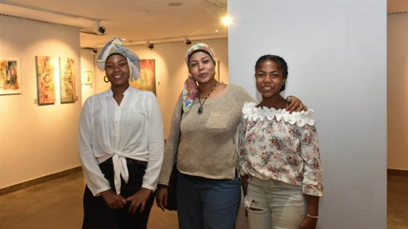 3 فنانات مشاركات