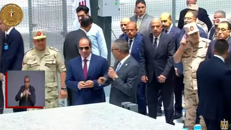الرئيس السيسي يستمع