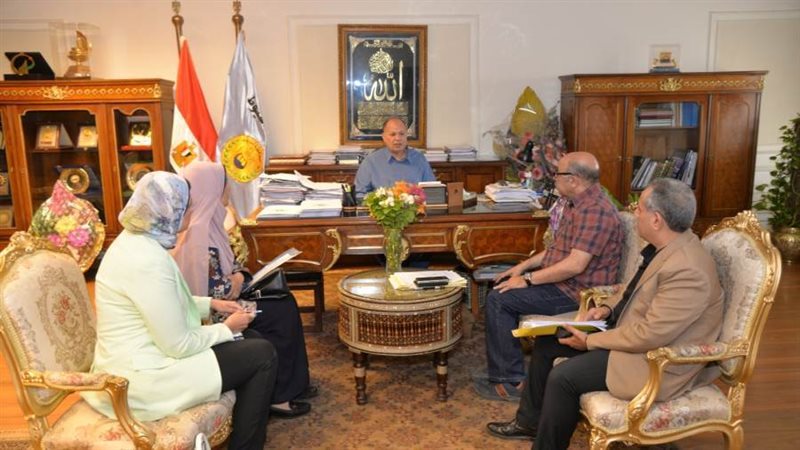 محافظ أسيوط يجتمع