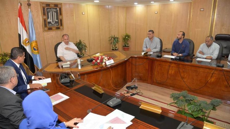 محافظ أسيوط يناقش