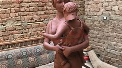  السوشيال ميديا تعلن ميلاد فنان جديد موهوب في عالم النحت بملوي.. صور