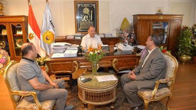 محافظ أسيوط يناقش الموقف التنفيذي لخطط محو الأمية وتعليم الكبار 