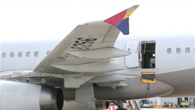 عاجل| بالفيديو.. راكب يفتح باب طائرة في الجو.. شاهد ماذا حدث؟