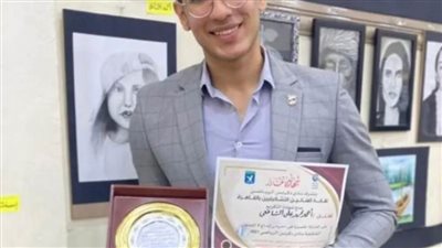 بأنامل ذهبية.. أحمد احترف رسم المشاهير بالحبر وكرمته نقابة التشكيليين