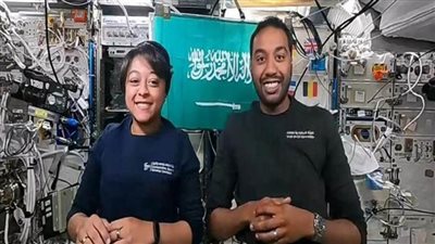 رائدا الفضاء السعوديان يجريان تجربة تعليمية عن 