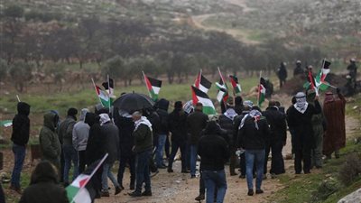 مسيرة فلسطينية للتنديد بقرار إعادة مستوطنين إلى بؤرة مخلاة شمال الضفة الغربية