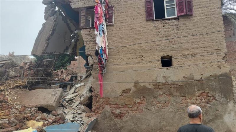 إنهيار منزل بنزلة