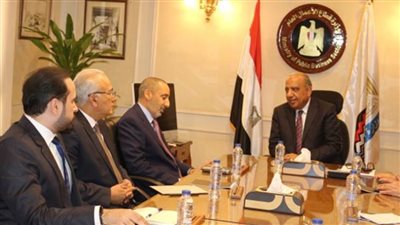 وزير قطاع الأعمال يبحث مع رئيس مجلس إدارة 