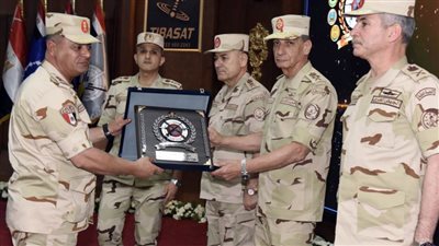 وزير الدفاع يلتقي عددًا من قادة القوات المسلحة ويكرم الفائزين في بطولة الدرع العام للرماية الدولية