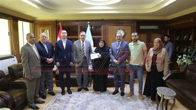 محافظ كفر الشيخ يستقبل الأم المثالية ويكرمها ويسلمها جائزة المسابقة