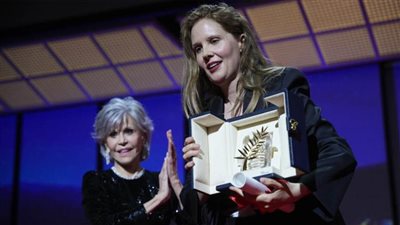  المخرجة الفرنسية جوستين ترييه تفوز بالسعفة الذهبية عن فيلم 