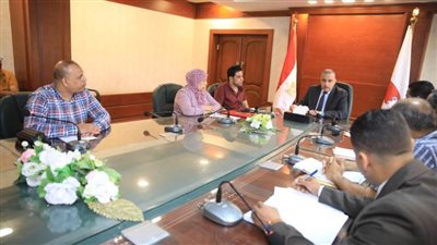 محافظ سوهاج يعقد اجتماعًا لمناقشة موقف بيوت النول بحي الكوثر