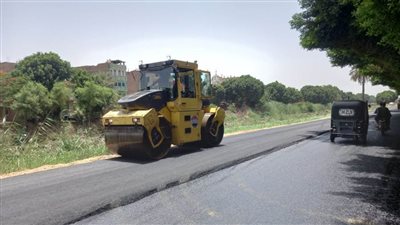 محافظ أسيوط استكمال خطة المحافظة للتطوير برصف طرق بمركز صدفا لتحسين حالة الطرق