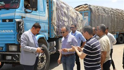 نائب محافظ المنيا يتفقد شونة سمالوط ويضبط 4 سيارات محملين بـ81 طن قمح 