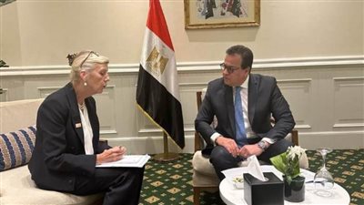  وزير الصحة يناقش محاور المؤتمر الدولي للصحة والسكان والتنمية