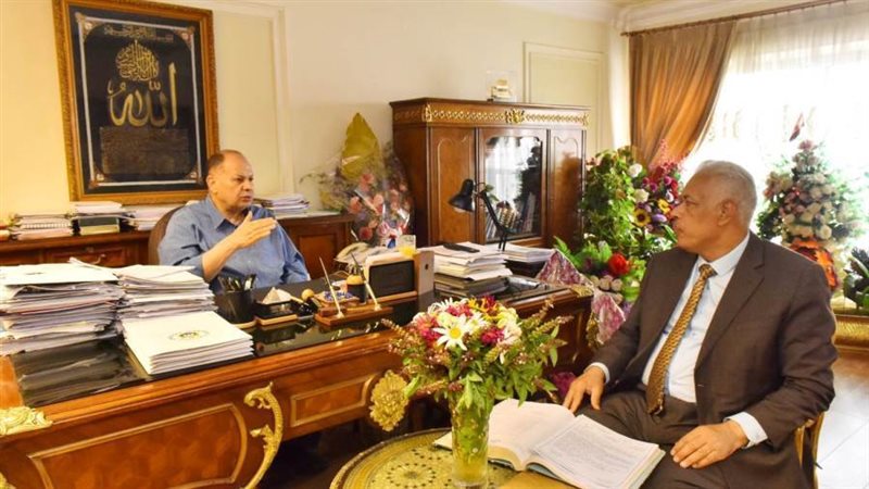 محافظ أسيوط يجتمع