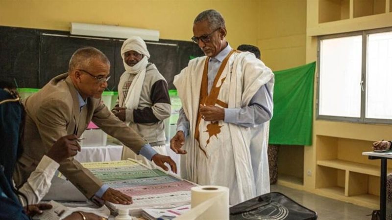 رجل يؤكد هويته مع