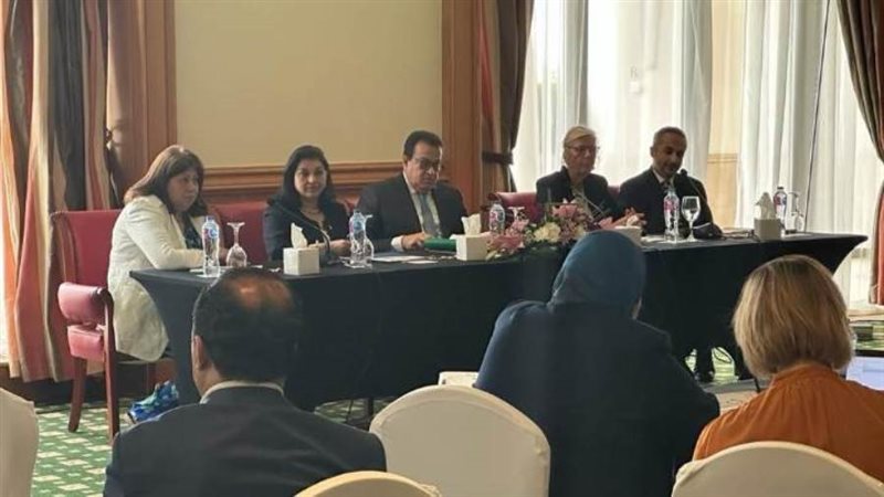 وزير الصحة في مؤتمر