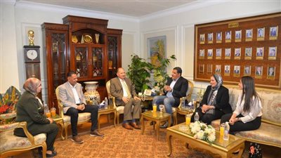 محافظ أسيوط يلتقي رئيس مجلس أمناء مؤسسة صناع الخير لبحث إنشاء مركز تدريبي على الحرف والصناعات اليدوية