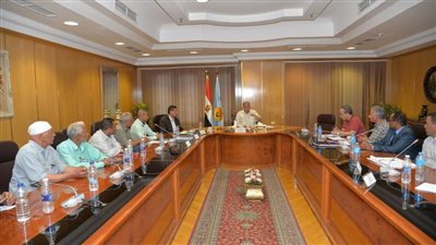  محافظ أسيوط يناقش سبل زيادة كميات القمح الموردة إلى الشون والصوامع
