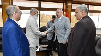 رئيس جامعة قناة السويس يستقبل فريق إدارة المشروعات بوزارة التعليم العالي