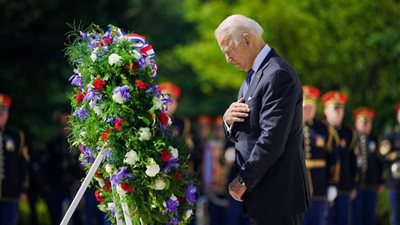 الرئيس الأمريكي يضع إكليلاً من الزهور على قبر الجندي المجهول لإحياء 