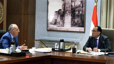 رئيس الوزراء يتابع مع وزير الموارد المائية والري عدداً من ملفات عمل الوزارة