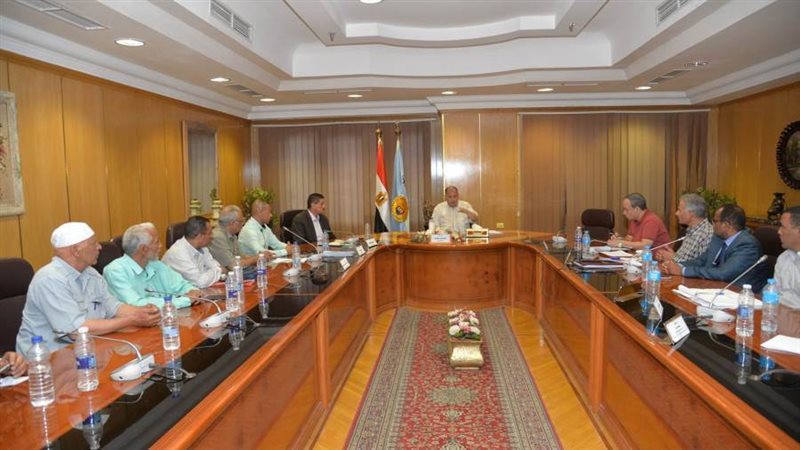 محافظ أسيوط يجتمع