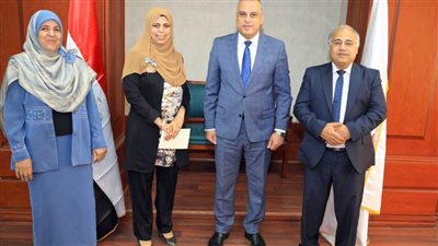 محافظ سوهاج يسلم الأم المثالية شيكا بقيمة 50 ألف جنيه