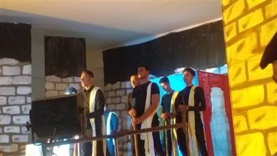 العرض المسرحي الأول