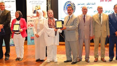 إعلام المنيا يكرم الزميلة علا الحيني 