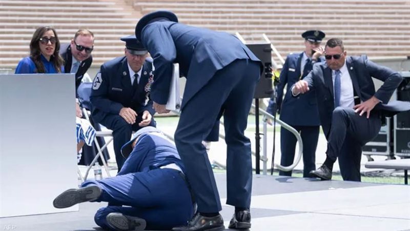 تعثر وسقط الرئيس