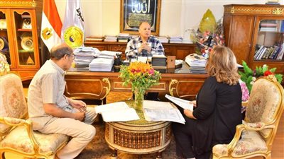 محافظ أسيوط يناقش مشروعات الطرق والرصف بالخطة الاستثمارية المقبلة للعام المالي 2023-2024