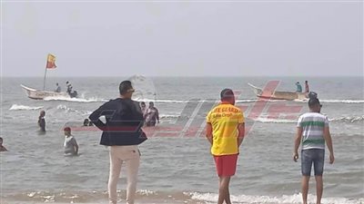 هروبًا من حرارة الجو توافد المواطنين على شواطئ مصيف بلطيم وانتشار 100 منقذ