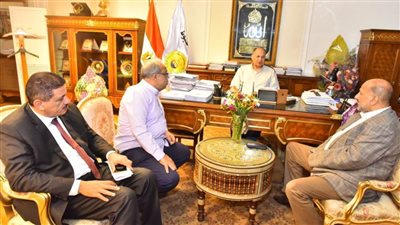 محافظ أسيوط يناقش الموقف التنفيذي لمشروع تبطين الترع والمصارف وتطهير مخرات السيول