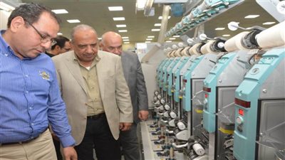 بالصور وزير قطاع الأعمال يفتتح التشغيل التجريبي لأحد مصانع الغزل والنسيج المطورة