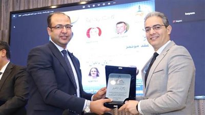 جامعة عين شمس تكرم نقيب الإعلاميين لدوره في تقديم الدعم لطلاب الجامعة