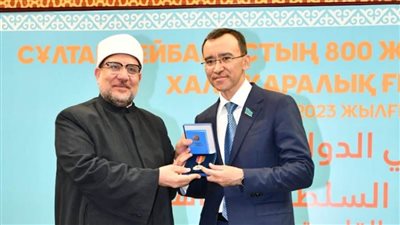 رئيس كازاخستان يمنح وسام الصداقة لوزير الأوقاف