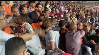 بالصور.. أحداد ومستبعدو الوداد يشتبكون مع الصحفيين نهاية الشوط الأول