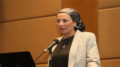 وزيرة البيئة تشارك في حملة تنظيف شاطئ بالإسكندرية