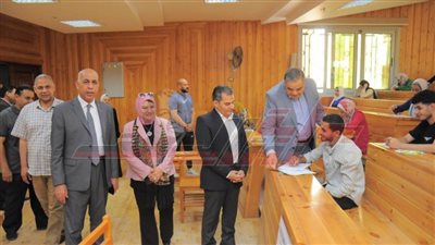 رئيس جامعة كفر الشيخ يتفقد سير امتحانات الفصل الدراسى الثانى