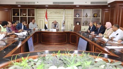  محافظ بني سويف يناقش مستجدات مشروع تطوير ورفع كفاءة سوق الدهشوري
