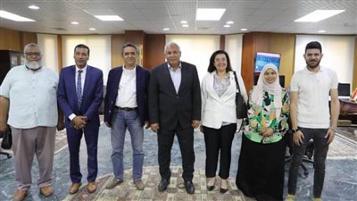 محافظ الوادي الجديد يبحث تعزيز التعاون مع وفد مؤسسة