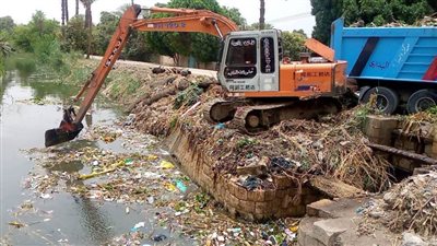 رفع مخلفات الري وتطهير الترع والمصارف بمركز البداري بأسيوط