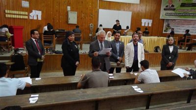 رئيس جامعة المنيا يتابع امتحانات كليات الحاسبات والطفولة والنوعية والسياحة 