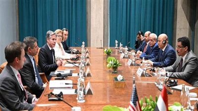 وزير الخارجية الأمريكي يلتقي مع رئيس مجلس القيادة الرئاسي اليمني