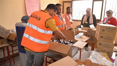 إقبال من مواطني قرية الحجاز بالإسماعيلية على قافلة طبية للأزهر