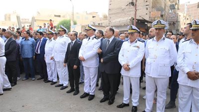 مدير أمن سوهاج وقيادات الداخلية يتقدمون الجنازة العسكرية للشهيد مصطفى عبد الرازق (صور)